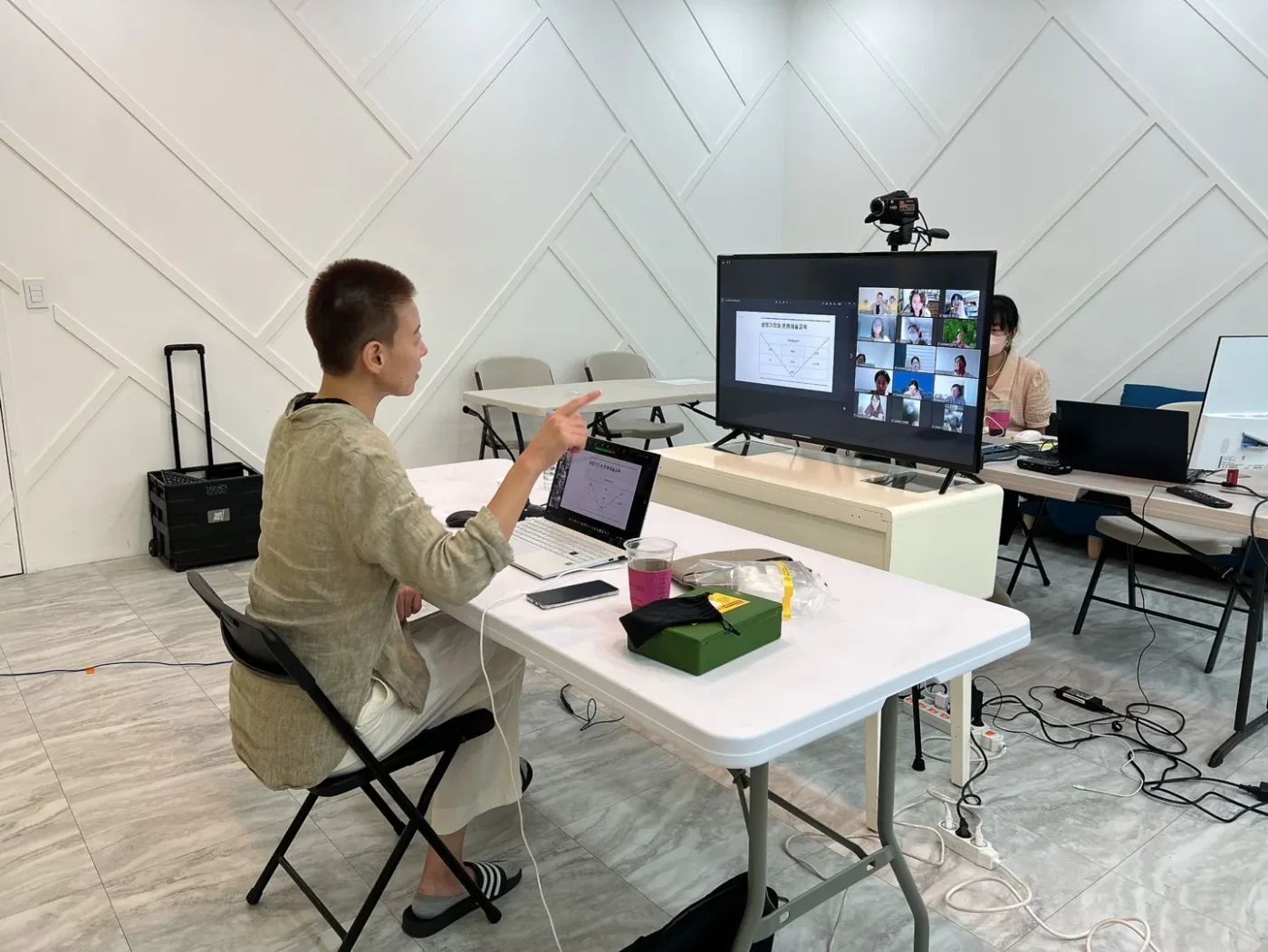 Vai trò và công việc của người hỗ trợ livestream